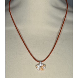 Collier cordon cire orange + charm  coquillage pêche et blanc .