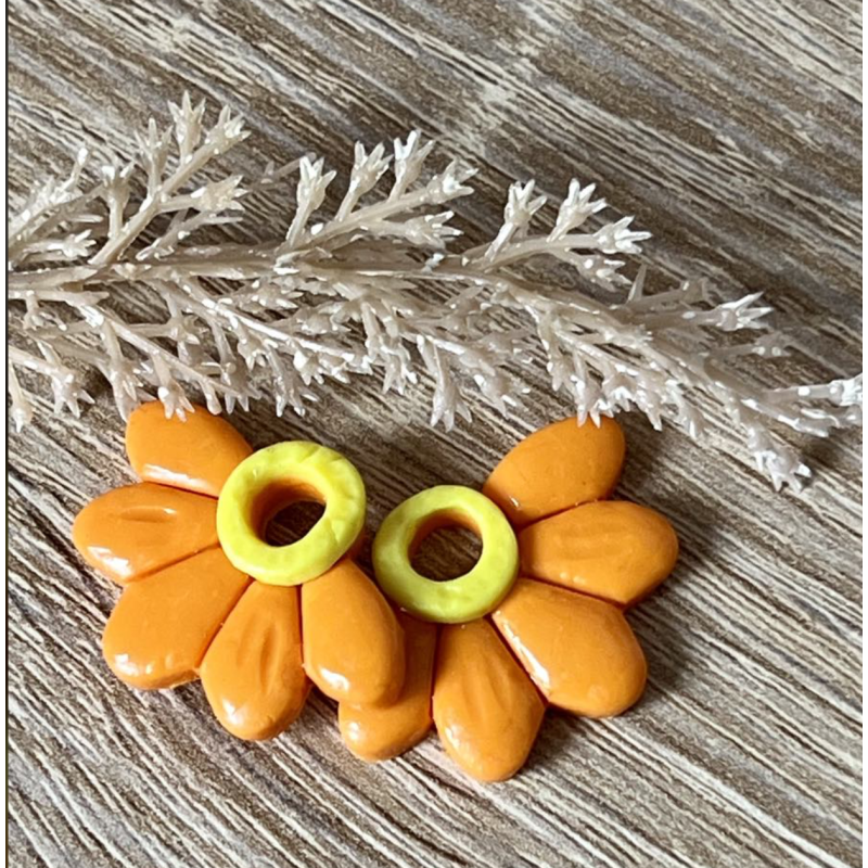 Pampilles interchangeables " Fleur pop " orange et jaune . Pampilles interchangeables " Fleur pop " orange et jaune .