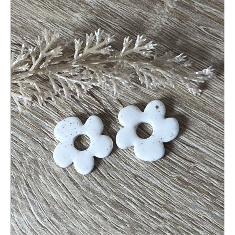 Pampilles interchangeables " Nuafleur" Blanche paillettes doré 20 mm . Pampilles interchangeables " Nuafleur" Blanche paillettes doré 20 mm .