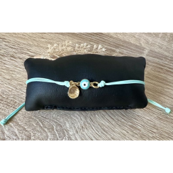 Bracelet à noeud coulissant avec charm .