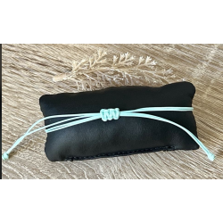 Bracelet à noeud coulissant avec charm .