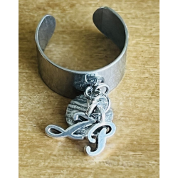 Bague breloque alphabet en acier inoxydable réglable .