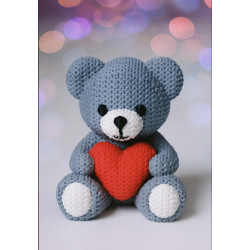 Ourson en tricot avec coeur rouge .