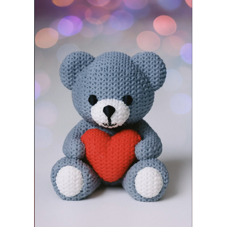 Ourson en tricot avec coeur rouge .
