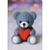 Ourson en tricot avec coeur rouge .