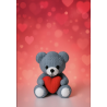 Ourson en tricot avec coeur rouge .